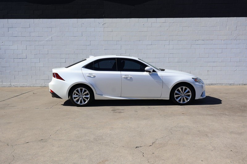 Lexus IS 200t Vehicle Full-screen Gallery Image 04