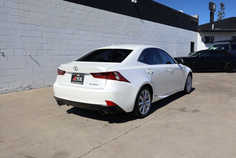 Lexus IS 200t Vehicle Full-screen Gallery Image 05