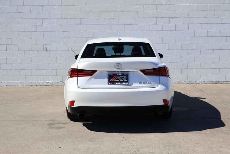 Lexus IS 200t Vehicle Full-screen Gallery Image 06