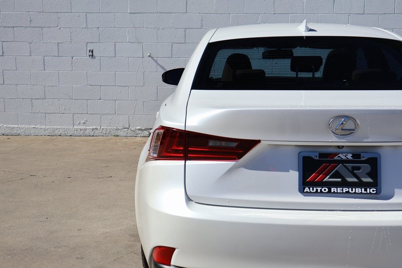 Lexus IS 200t Vehicle Full-screen Gallery Image 07