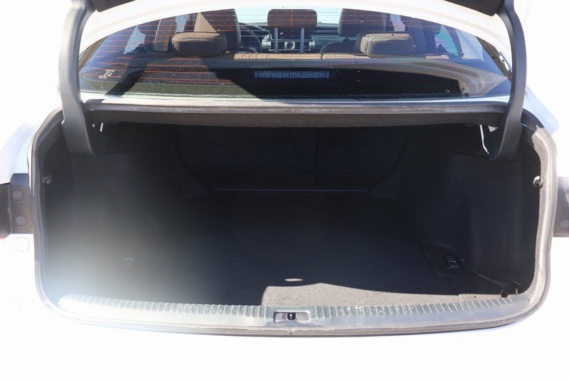 Lexus IS 200t Vehicle Full-screen Gallery Image 08