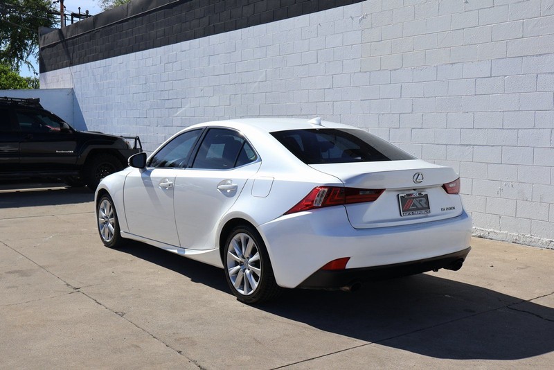 Lexus IS 200t Vehicle Full-screen Gallery Image 09