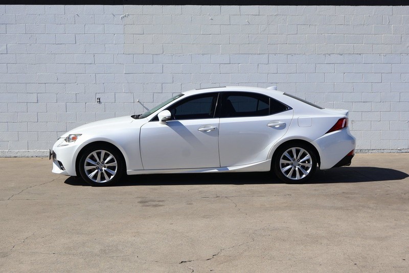 Lexus IS 200t Vehicle Full-screen Gallery Image 10