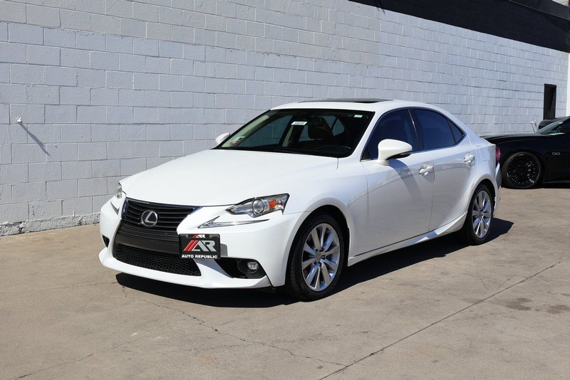 Lexus IS 200t Vehicle Full-screen Gallery Image 11