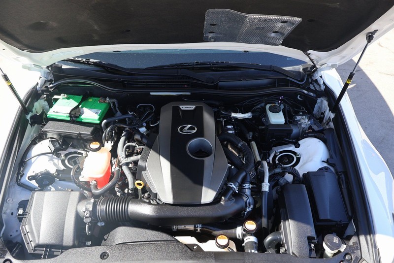 Lexus IS 200t Vehicle Full-screen Gallery Image 12