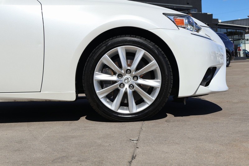 Lexus IS 200t Vehicle Full-screen Gallery Image 13