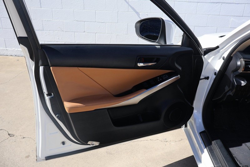 Lexus IS 200t Vehicle Full-screen Gallery Image 14