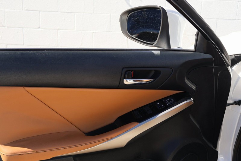 Lexus IS 200t Vehicle Full-screen Gallery Image 15