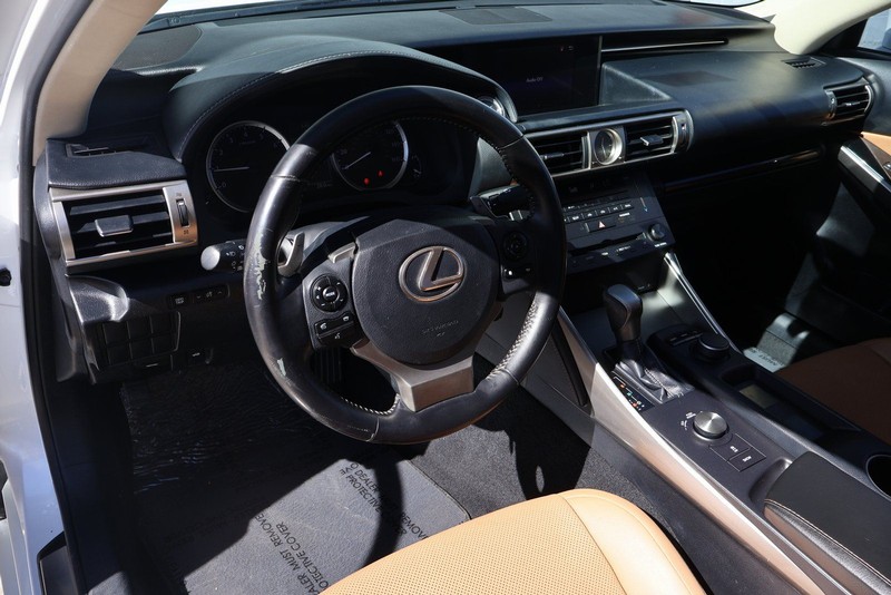 Lexus IS 200t Vehicle Full-screen Gallery Image 16
