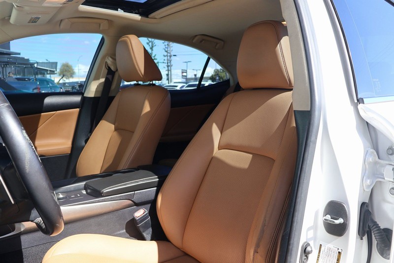 Lexus IS 200t Vehicle Full-screen Gallery Image 17