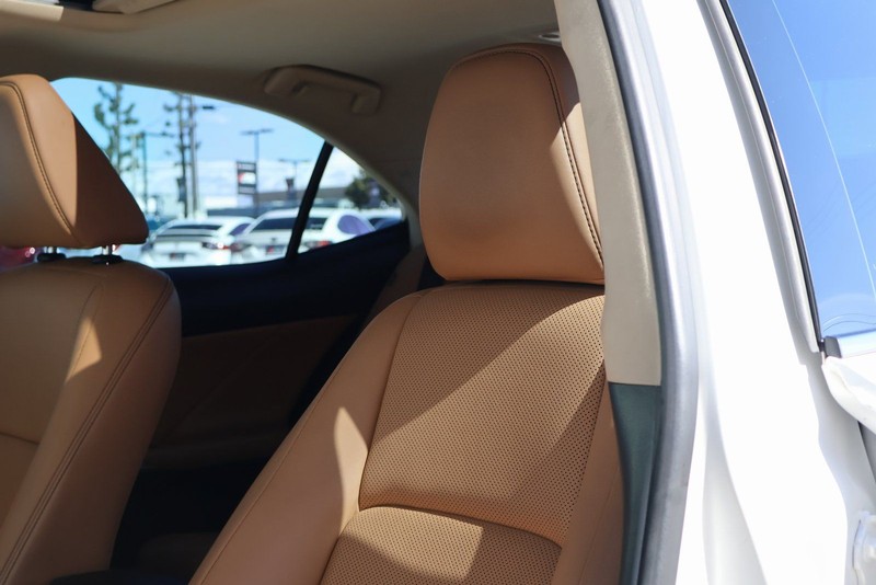 Lexus IS 200t Vehicle Full-screen Gallery Image 18