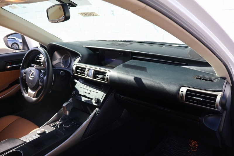 Lexus IS 200t Vehicle Full-screen Gallery Image 19