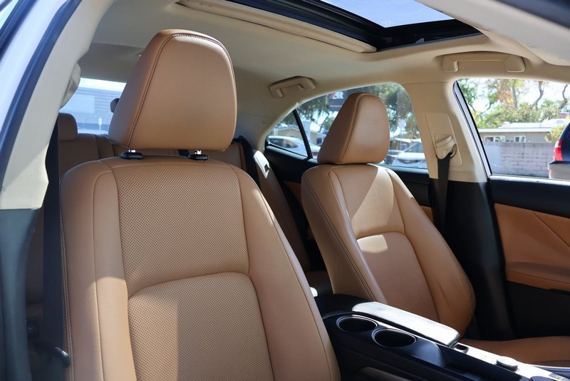 Lexus IS 200t Vehicle Full-screen Gallery Image 20