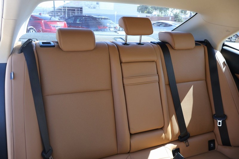 Lexus IS 200t Vehicle Full-screen Gallery Image 21