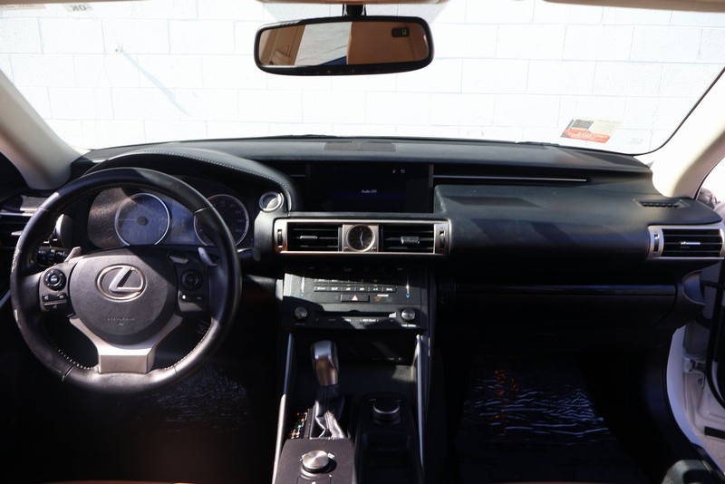 Lexus IS 200t Vehicle Full-screen Gallery Image 22