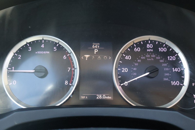 Lexus IS 200t Vehicle Full-screen Gallery Image 23