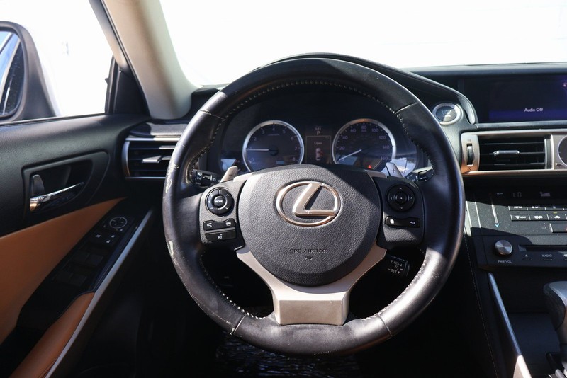 Lexus IS 200t Vehicle Full-screen Gallery Image 24