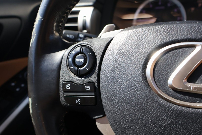 Lexus IS 200t Vehicle Full-screen Gallery Image 25