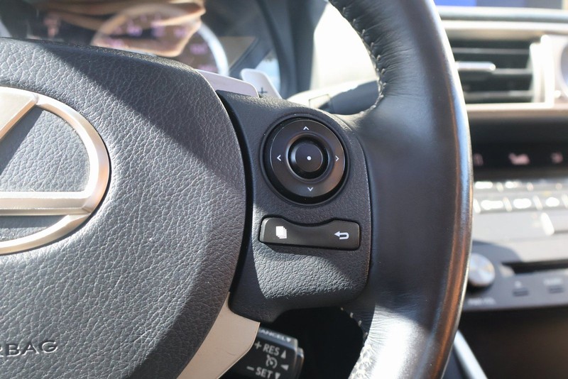 Lexus IS 200t Vehicle Full-screen Gallery Image 26