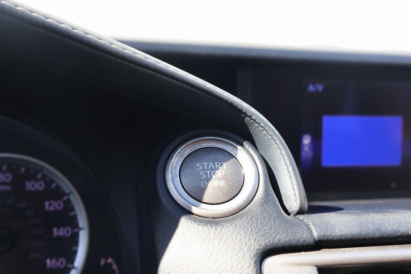 Lexus IS 200t Vehicle Full-screen Gallery Image 27