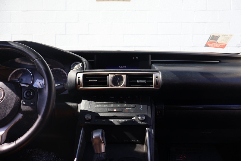 Lexus IS 200t Vehicle Full-screen Gallery Image 28