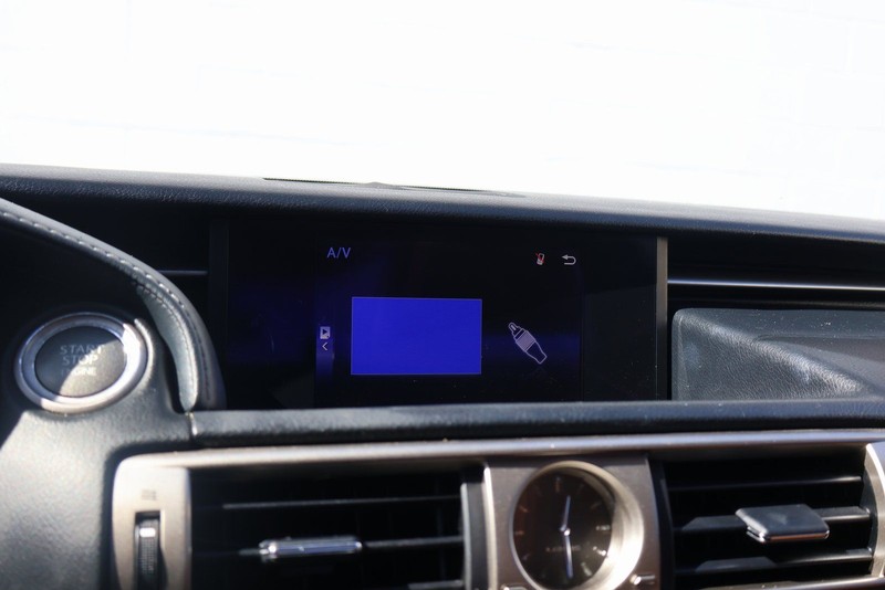 Lexus IS 200t Vehicle Full-screen Gallery Image 29