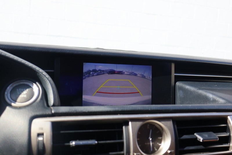 Lexus IS 200t Vehicle Full-screen Gallery Image 30