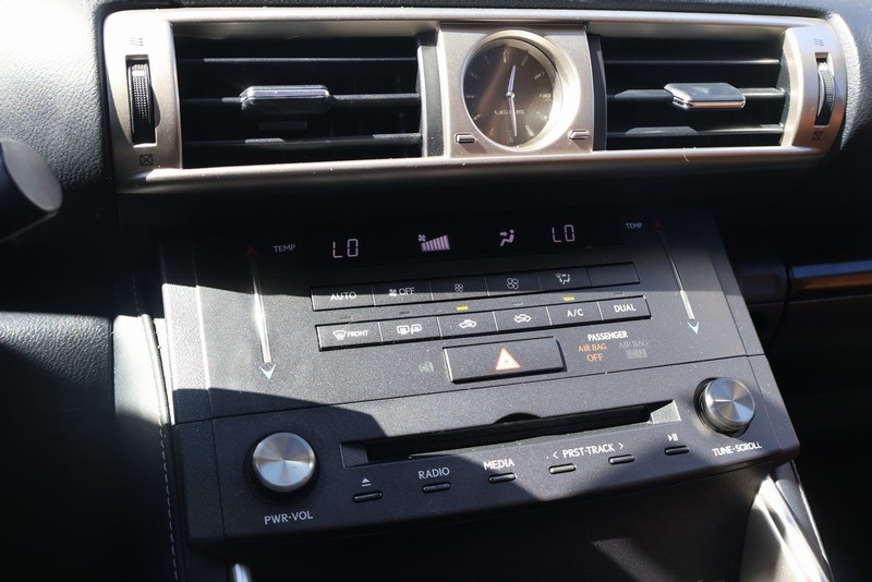 Lexus IS 200t Vehicle Full-screen Gallery Image 31