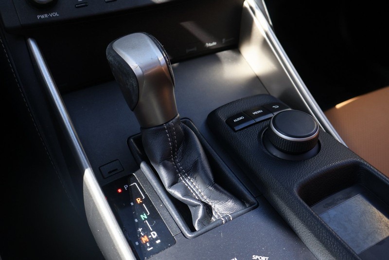 Lexus IS 200t Vehicle Full-screen Gallery Image 32