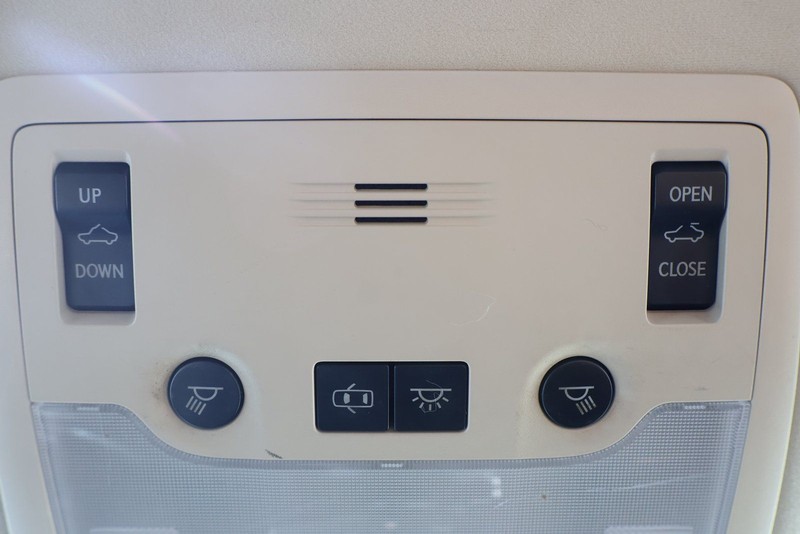 Lexus IS 200t Vehicle Full-screen Gallery Image 33