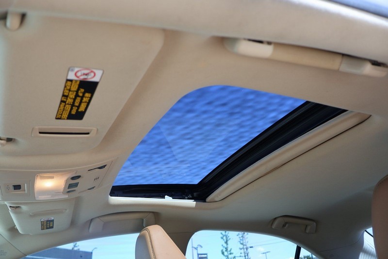 Lexus IS 200t Vehicle Full-screen Gallery Image 34