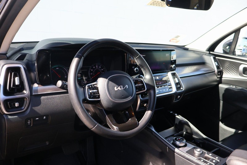 Kia Sorento Hybrid Vehicle Full-screen Gallery Image 16