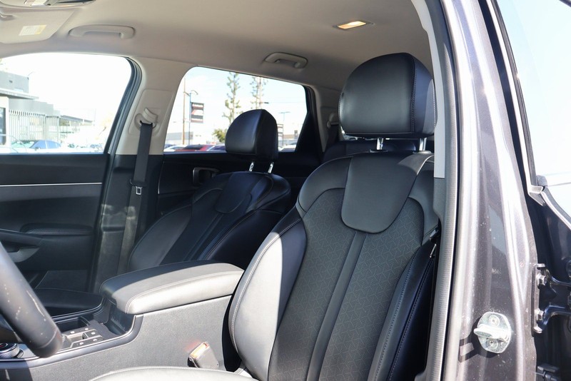 Kia Sorento Hybrid Vehicle Full-screen Gallery Image 17