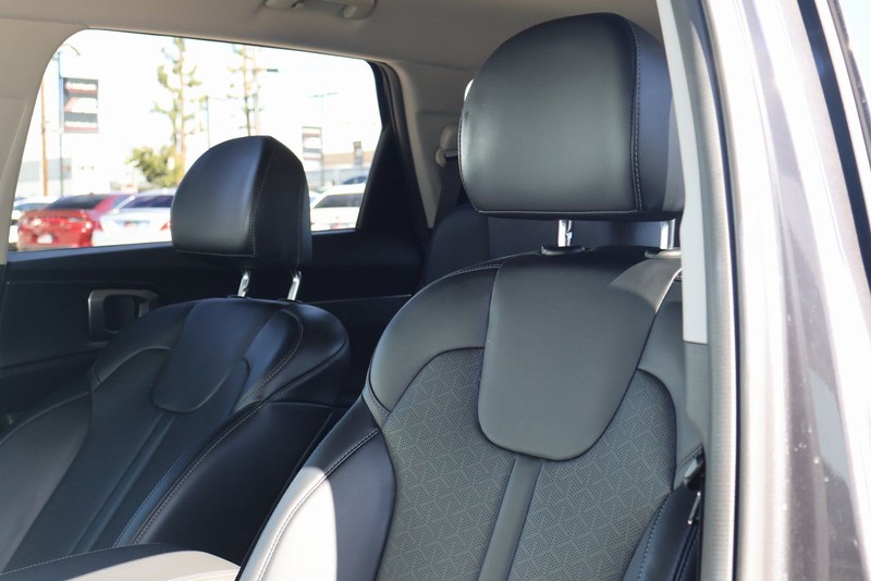 Kia Sorento Hybrid Vehicle Full-screen Gallery Image 18