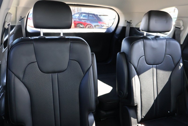 Kia Sorento Hybrid Vehicle Full-screen Gallery Image 21