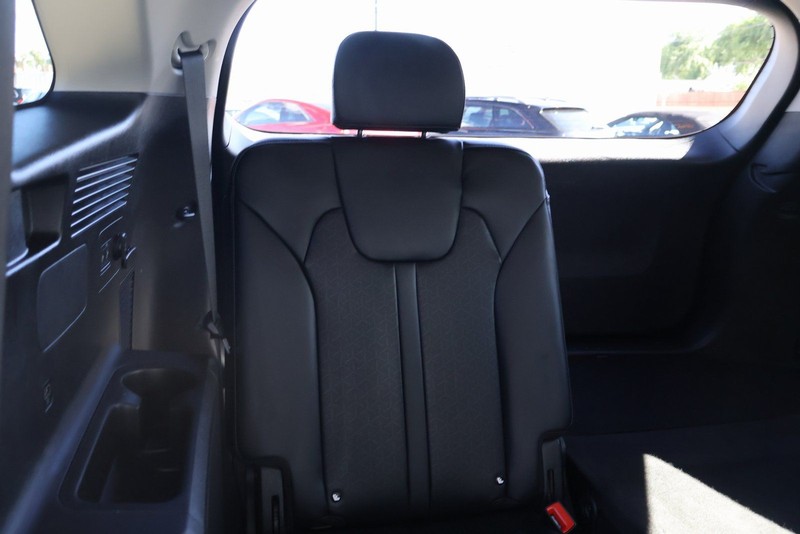 Kia Sorento Hybrid Vehicle Full-screen Gallery Image 22