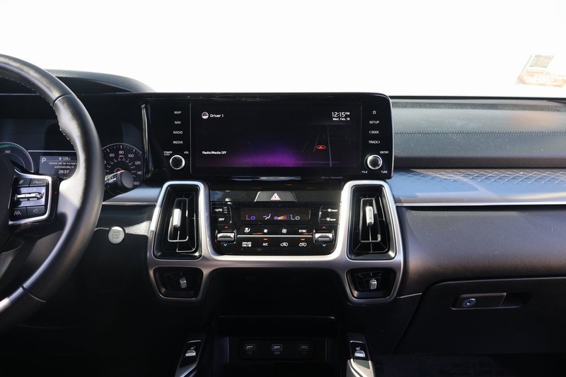 Kia Sorento Hybrid Vehicle Full-screen Gallery Image 28