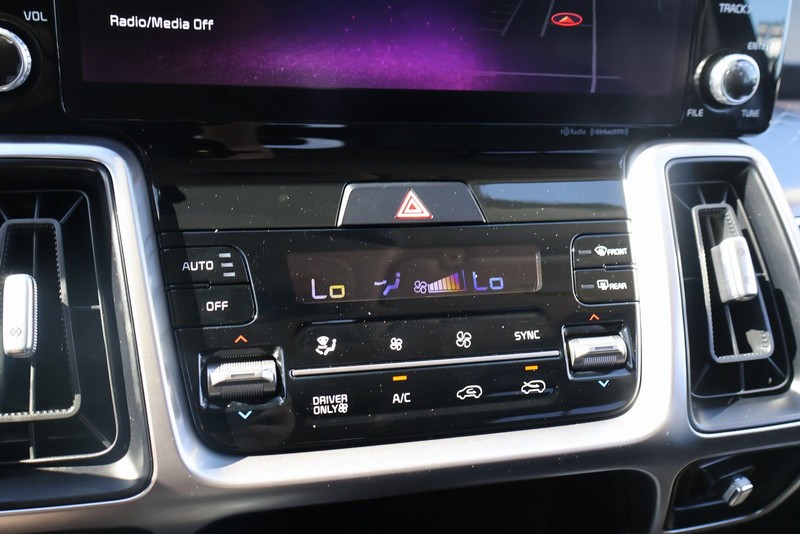 Kia Sorento Hybrid Vehicle Full-screen Gallery Image 31