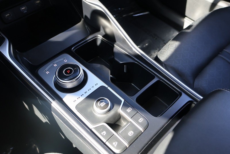 Kia Sorento Hybrid Vehicle Full-screen Gallery Image 32