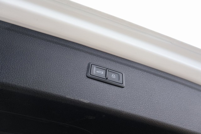 Audi SQ5 Vehicle Full-screen Gallery Image 09