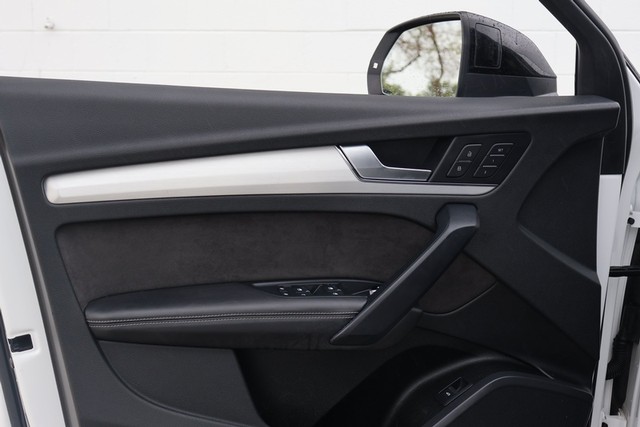 Audi SQ5 Vehicle Full-screen Gallery Image 16