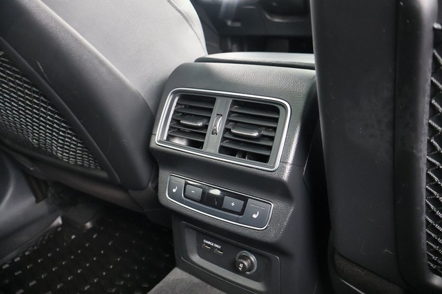 Audi SQ5 Vehicle Full-screen Gallery Image 24