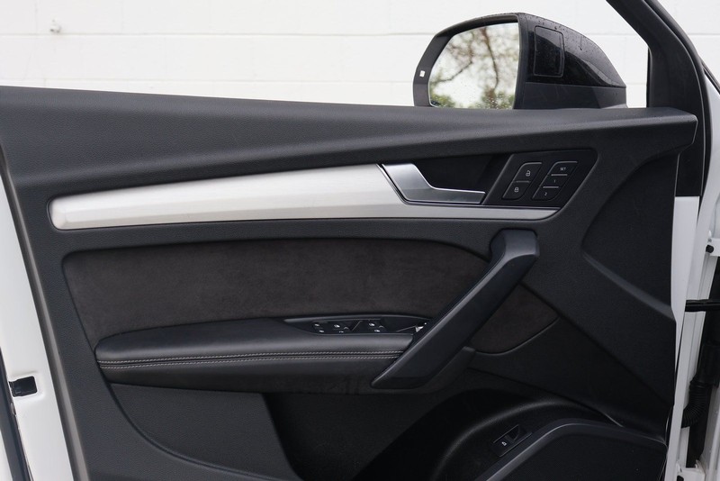 Audi SQ5 Vehicle Full-screen Gallery Image 16