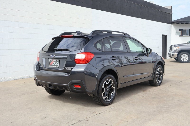 Subaru Crosstrek Vehicle Full-screen Gallery Image 05