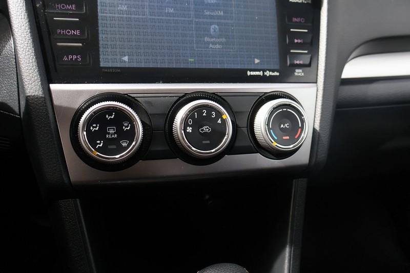 Subaru Crosstrek Vehicle Full-screen Gallery Image 30