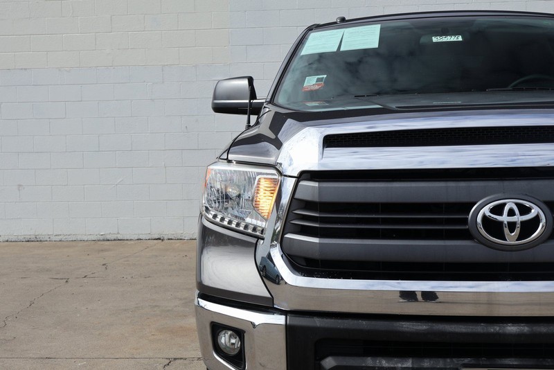 Toyota Tundra Vehicle Full-screen Gallery Image 03