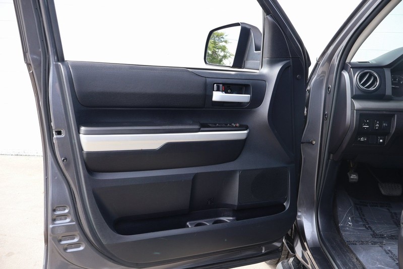 Toyota Tundra Vehicle Full-screen Gallery Image 14
