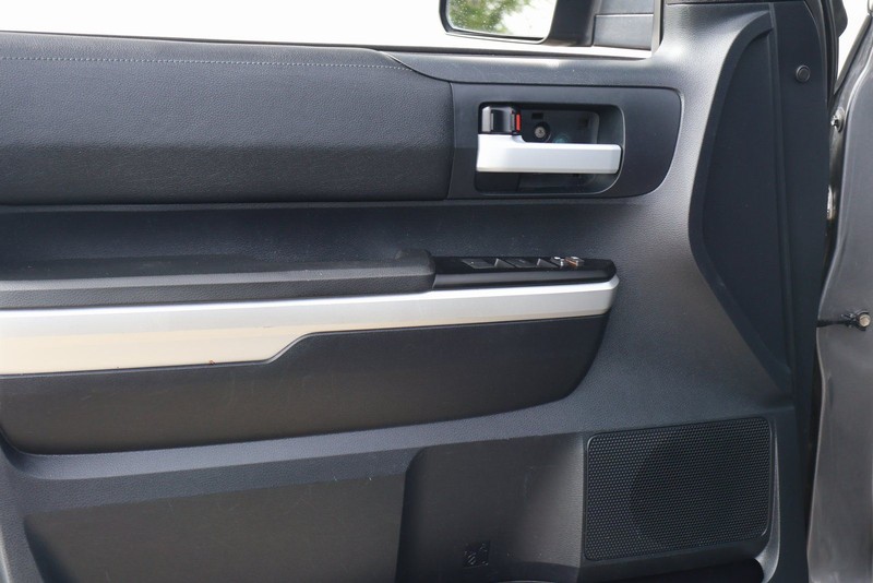 Toyota Tundra Vehicle Full-screen Gallery Image 15