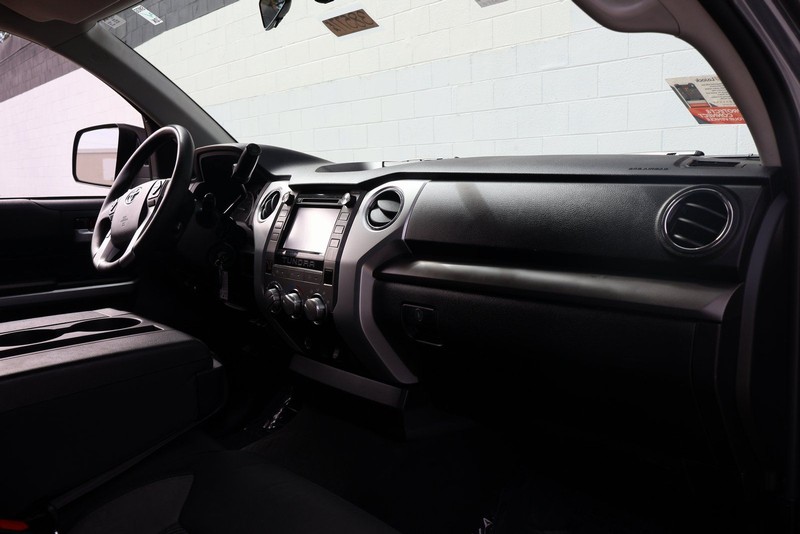 Toyota Tundra Vehicle Full-screen Gallery Image 19