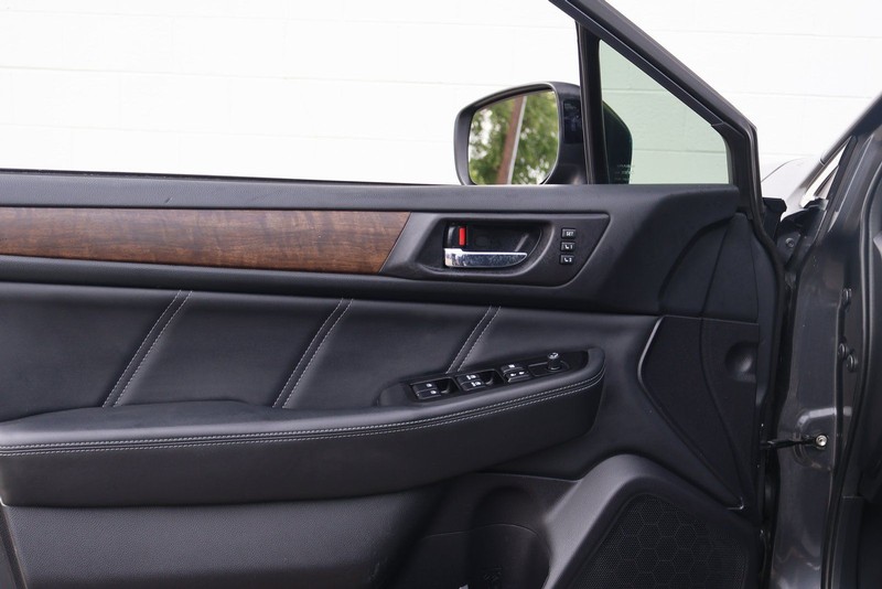 Subaru Outback Vehicle Full-screen Gallery Image 17